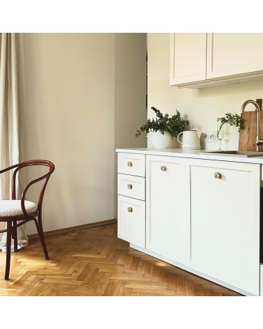 Bouton de meuble en laiton et Terrazzo poignée design fixé sur un meuble dans une cuisine