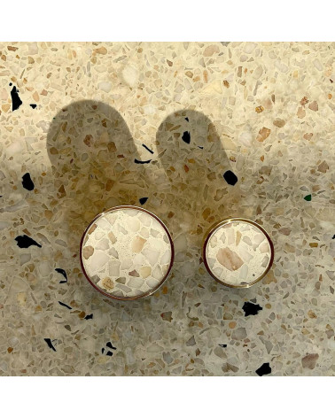 Bouton de meuble en laiton et Terrazzo poignée design vue de haut alignés sur une surface en terrazzo