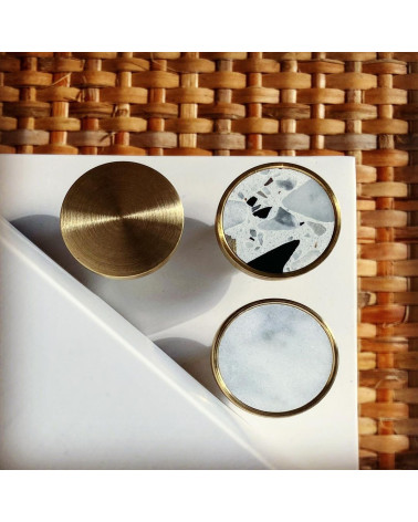 Bouton de meuble en laiton et Terrazzo poignée design posés côte à côte