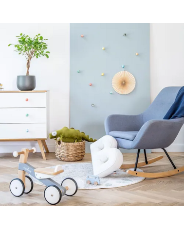 Bouton de meuble en bois de hêtre Octopus poignée design installée sur une commode blanche surmontée d'une plante en pot