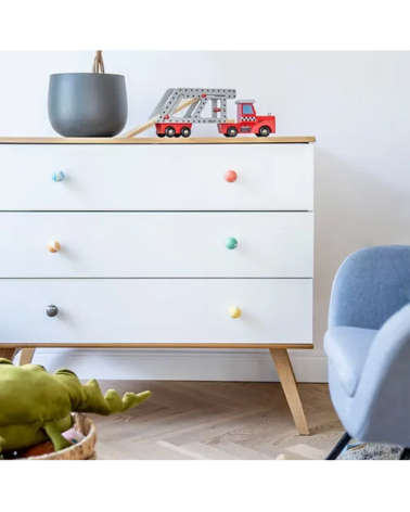 Bouton de meuble en bois de hêtre jaune funky poignée design installé sur une commode blanche