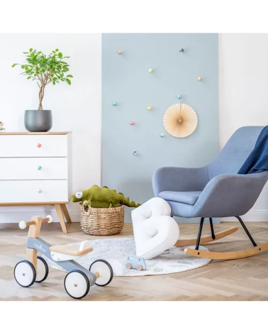 Bouton de meuble en bois de hêtre gris bleu poignée design  installée sur une commode blanche surmontée d'une plante en pot