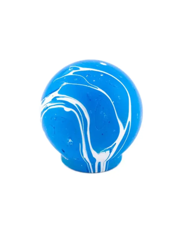 Bouton de meuble en bois de hêtre Bleu Azur poignée design vue de face sur une surface blanche
