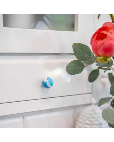 Bouton de meuble en bois de hêtre Bleu Azur poignée design fixé sur un tiroir avec une rose dessus