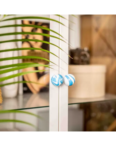 Bouton de meuble en bois de hêtre Bleu Azur poignée design vue de face installée sur une porte vitrée