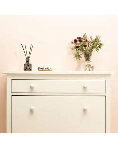 Bouton de meuble en bois de hêtre Mistel poignée design fixé sur une commode rose