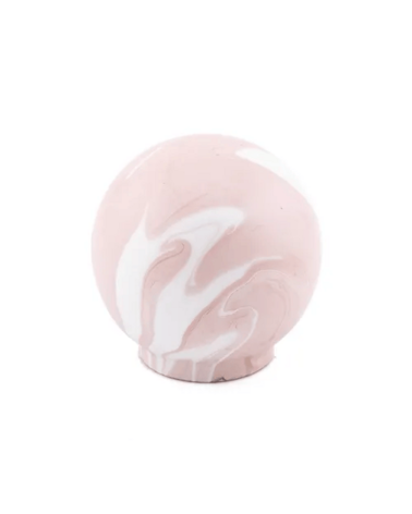 Bouton de meuble en bois de hêtre Rose taupe poignée design vue de face sur une surface blanche