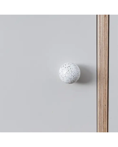 Bouton de meuble en bois de hêtre blanc/noir Mélange poignée design vue de face montée sur un meuble