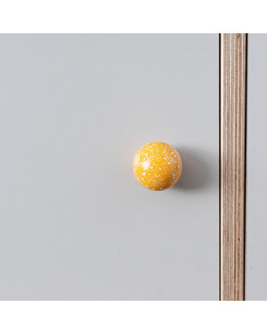 Bouton de meuble en bois de hêtre jaune/blanc Mélange poignée design fixé sur un meuble