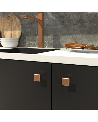 Bouton de meuble cuivre NOX poignée design fixé sur un meuble de cuisine