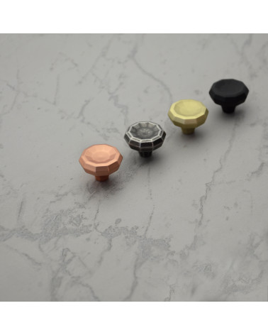 Bouton de meuble CAMPANA poignée design alignés en diagonale sur une surface claire avec un motif marbré