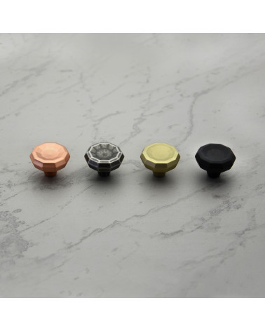 Bouton de meuble CAMPANA poignée design alignés sur une surface en marbre clair