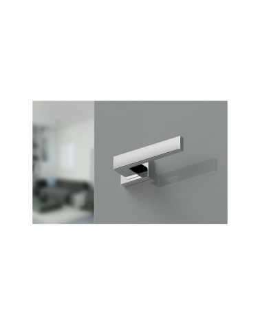 Poignée de porte chrome poli Focus poignée design vue de bas montée sur une porte