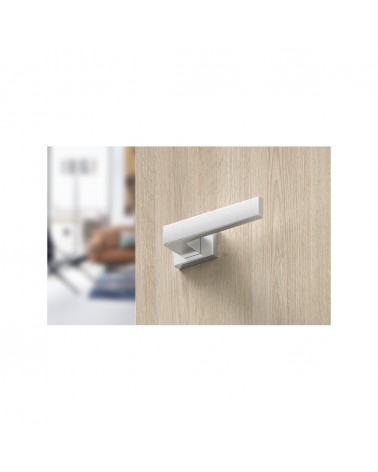 Poignée de porte chrome satiné Focus poignée design vue de bas montée sur une porte