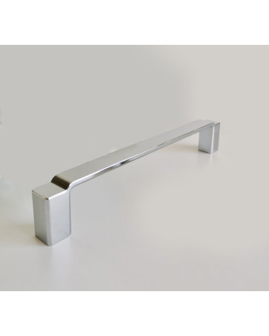 Poignée de meuble chrome poli AMARO poignée design présentée sur un fond gris