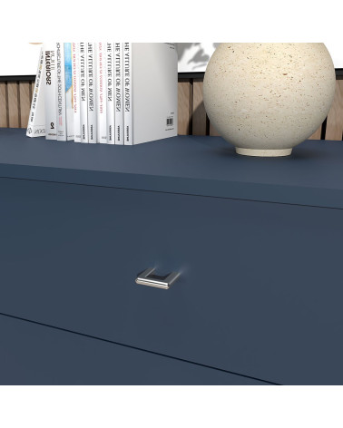Poignée de meuble chrome poli NOX vue de haut inclinée fixée sur une commode