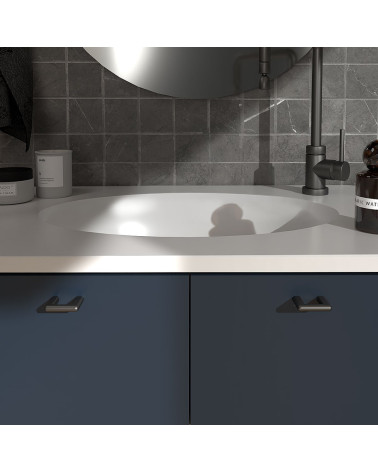 Poignée de meuble titane NOX poignée design montée sur un meuble de salle de bain