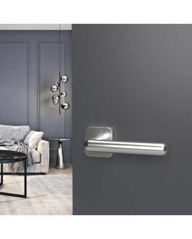 Poignée de porte chrome poli NOX poignée design montée sur une porte ouverte