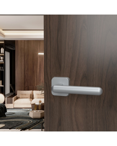 Poignée de porte chrome satiné NOX poignée design montée sur une porte ouverte