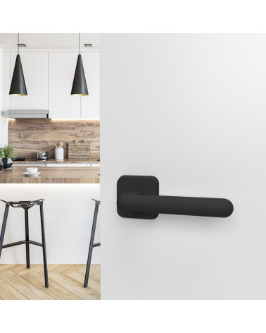 Poignée de porte noire mat NOX poignée design montée sur une porte ouverte