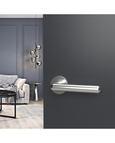 Poignée de porte chrome poli NOX quincaillerie design montée sur une porte ouverte
