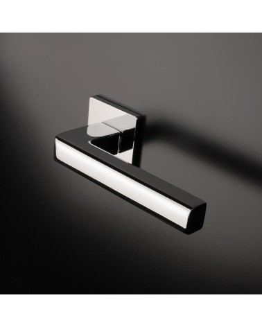 Poignée de porte contemporaine SALICE poignée design montée sur une porte