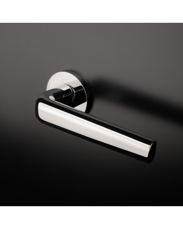 Poignée de porte chromé INULLA poignée design montée sur une porte