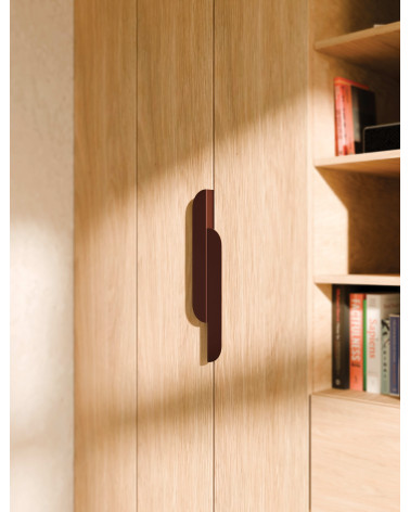 Poignée de meuble bordeaux ZORIA allongée poignée design montée sur un meuble