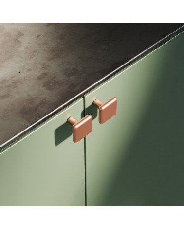 Bouton de meuble cuivre NOX poignée design fixé sur un meuble
