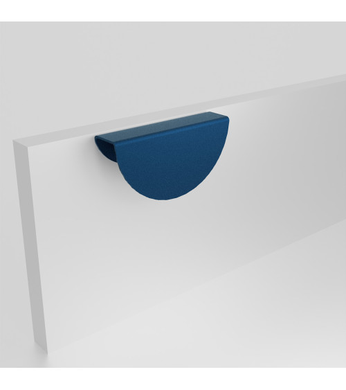 Poignée de meuble bleu marine ZORIA sur le front poignée design