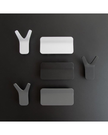 Poignée de meuble SEA poignée design présentée sur un fond sombre