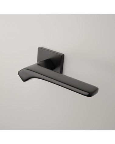 Poignée de porte noire BERGERIA quincaillerie design montée sur une porte