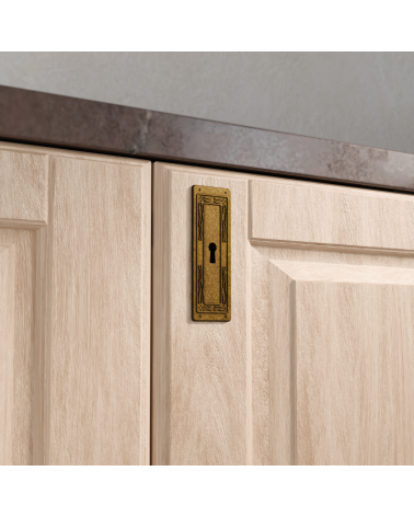 Poignée de meuble patine sur laiton LEDA poignée design montée sur un meuble en bois