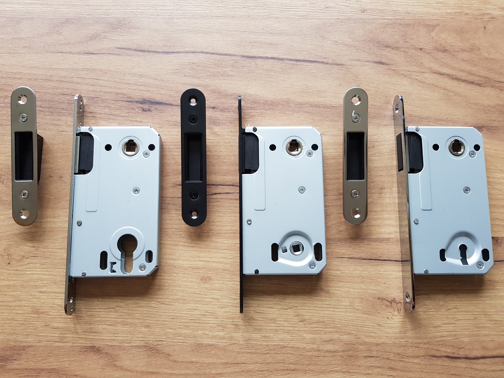 serrures magnetiques avec une gache de couleur noire, chrome poli et chrome brossé