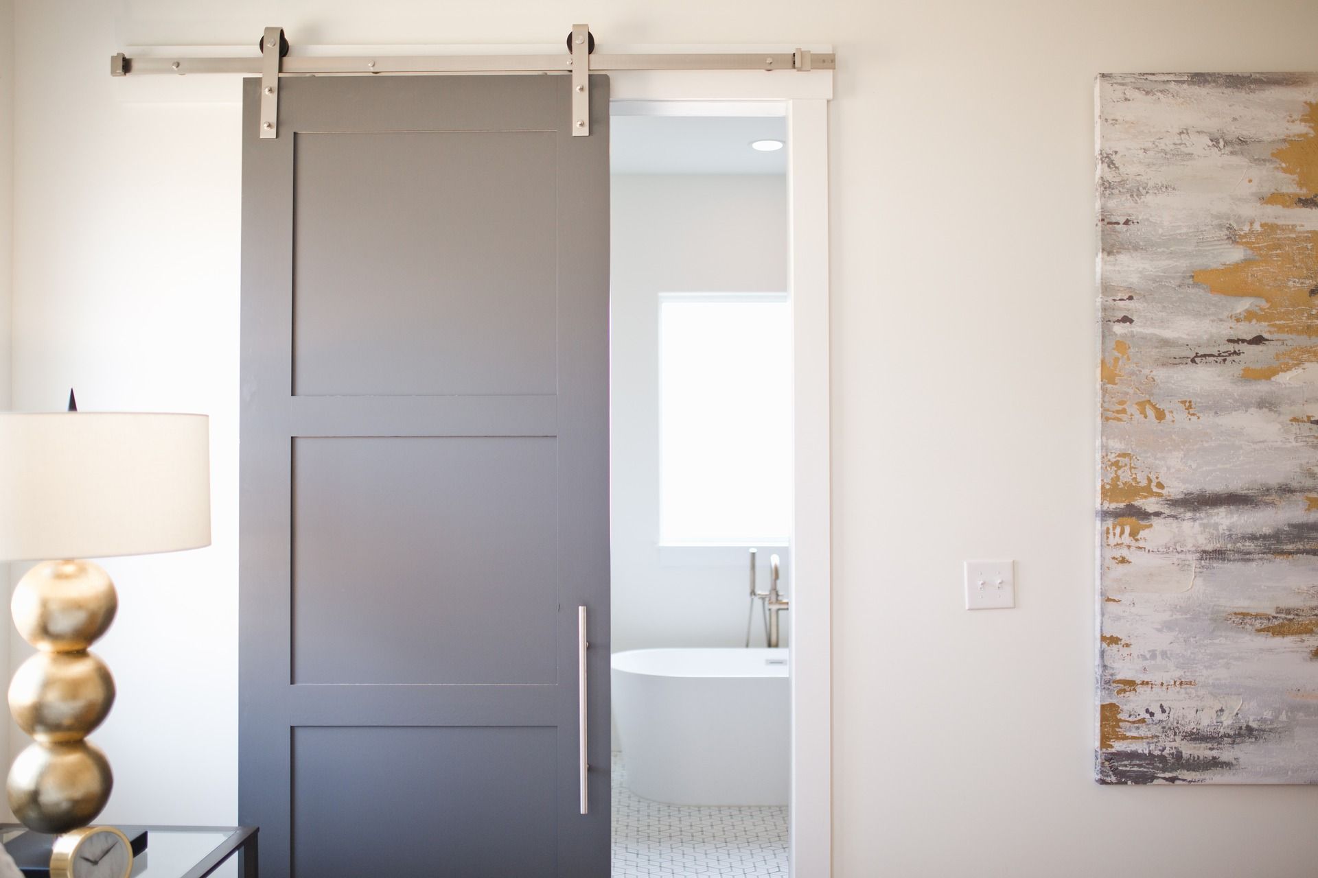 Porte coulissante de couleur grise avec une poignée d'intérieur