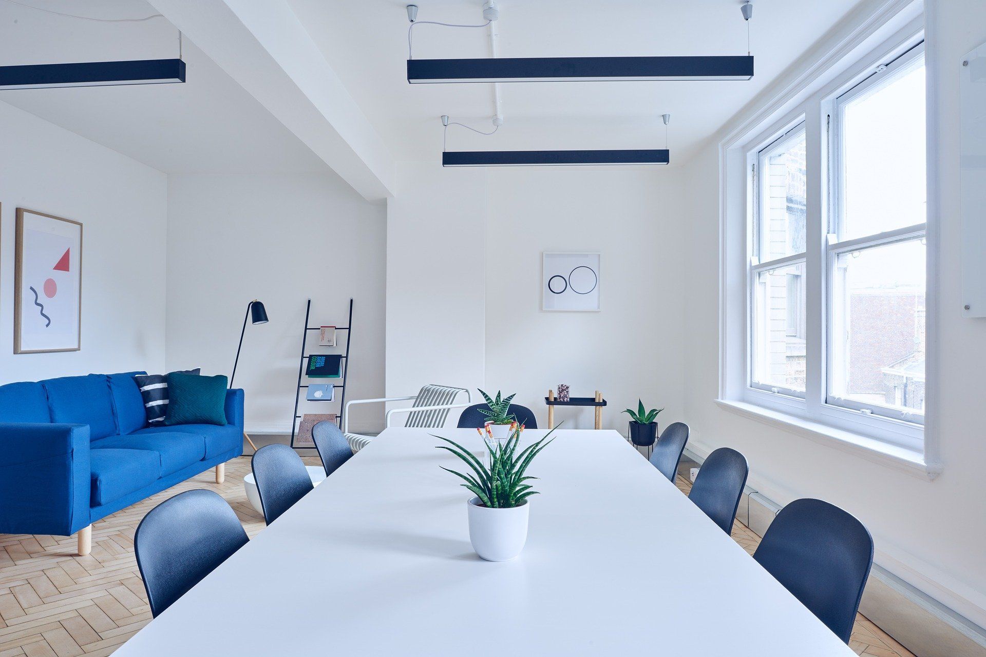 Un intérieur au ton bleu qui se marie parfaitement avec des poignées noires