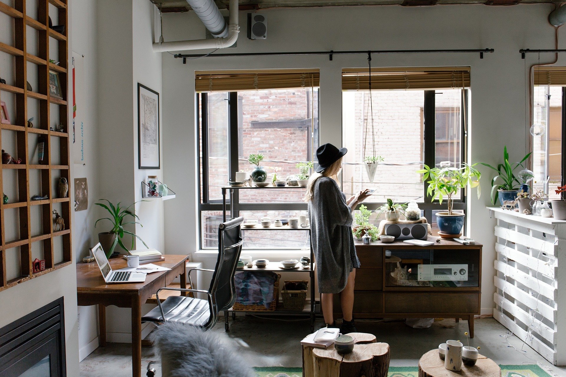 bureau classique apporte de la chaleur et une ambiance apaisante, ajoutez y une poignée de porte chic