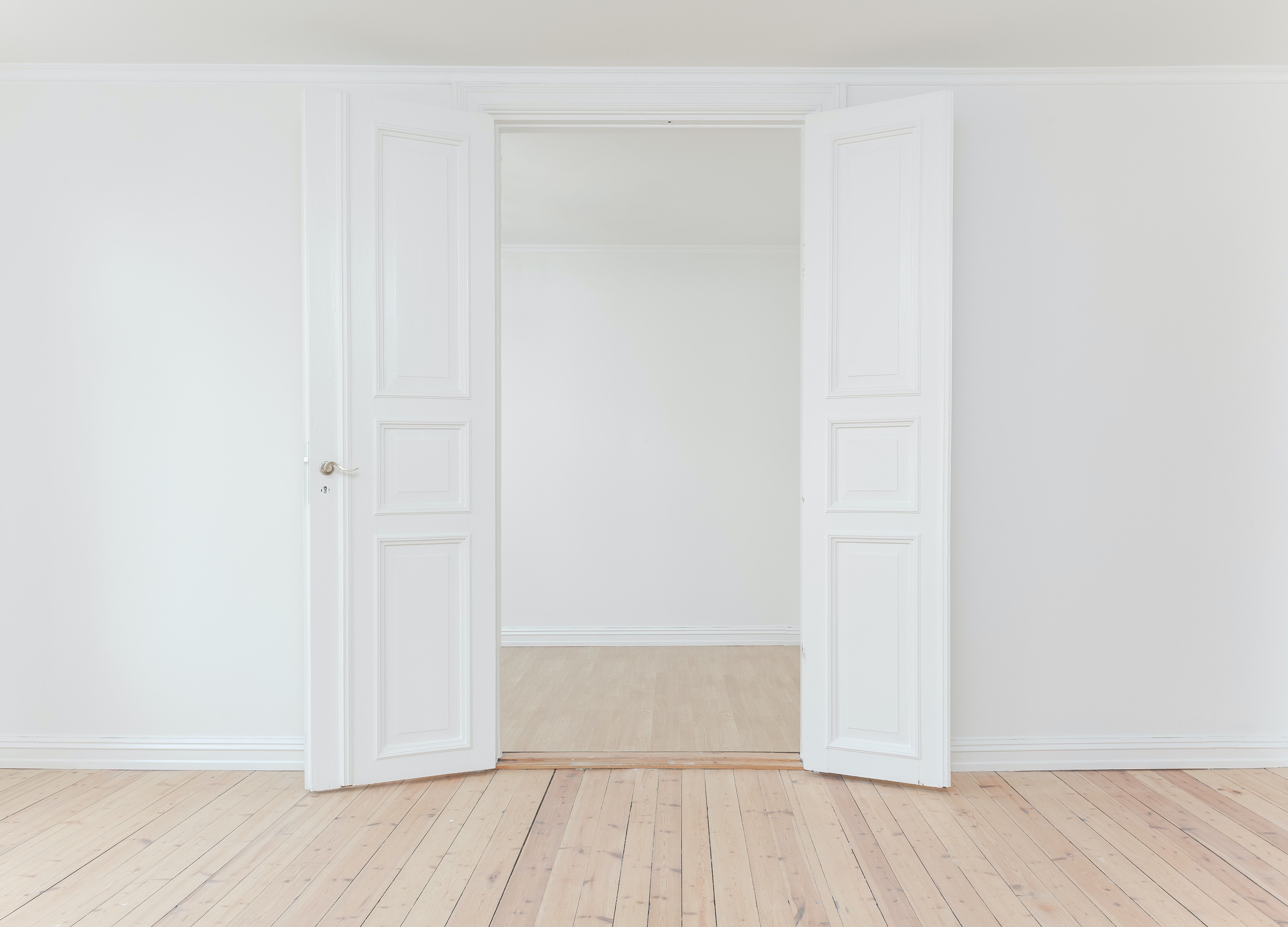 double porte blanche rustique sur fond blanc