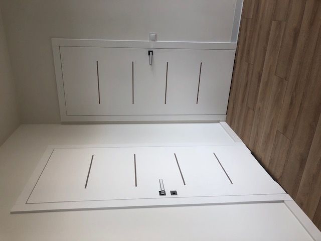 Portes blanche intérieures qui possèdent des poignées design en finition chrome poli et blanc