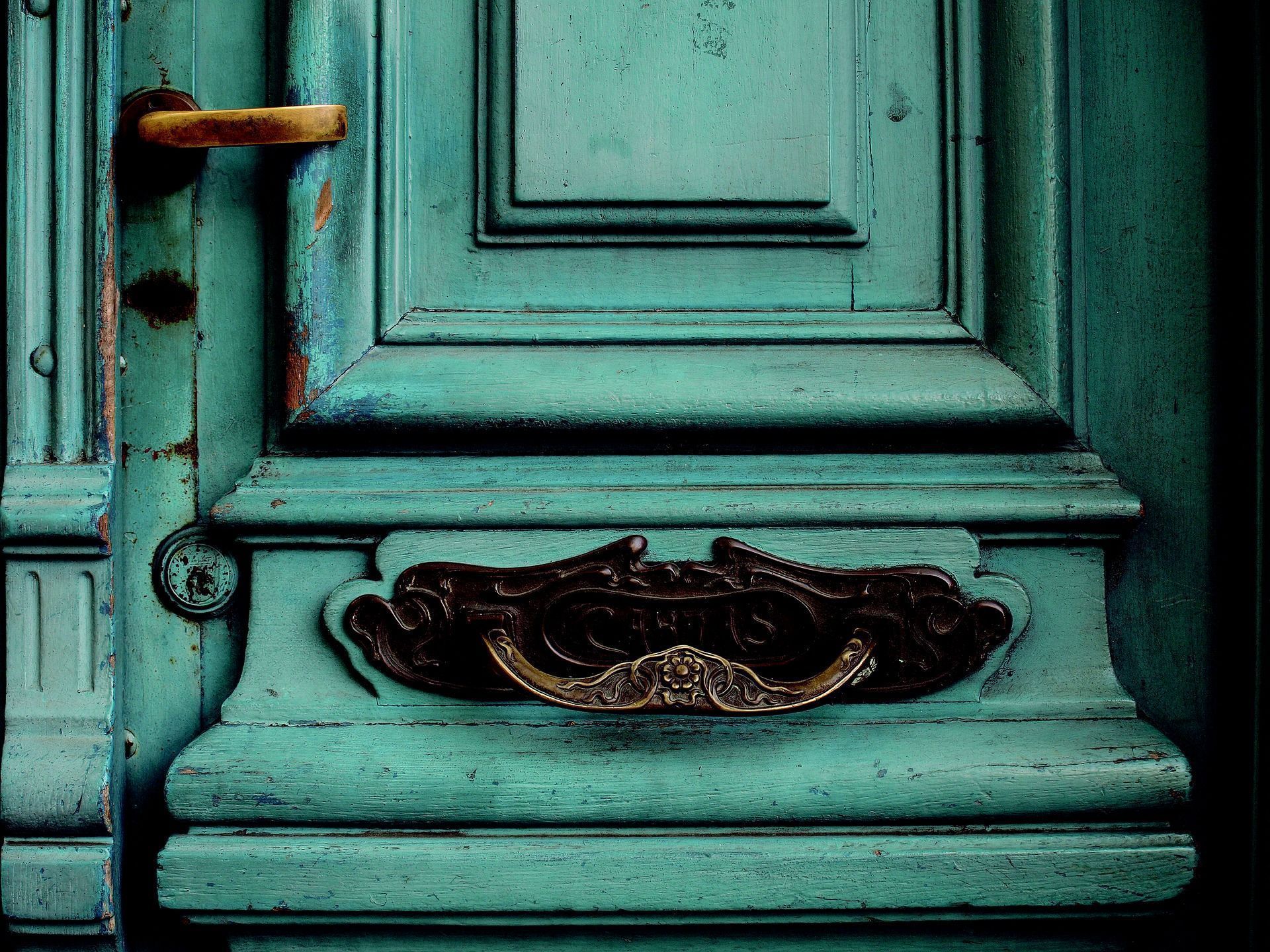 Vieille porte avec poignée en Laiton