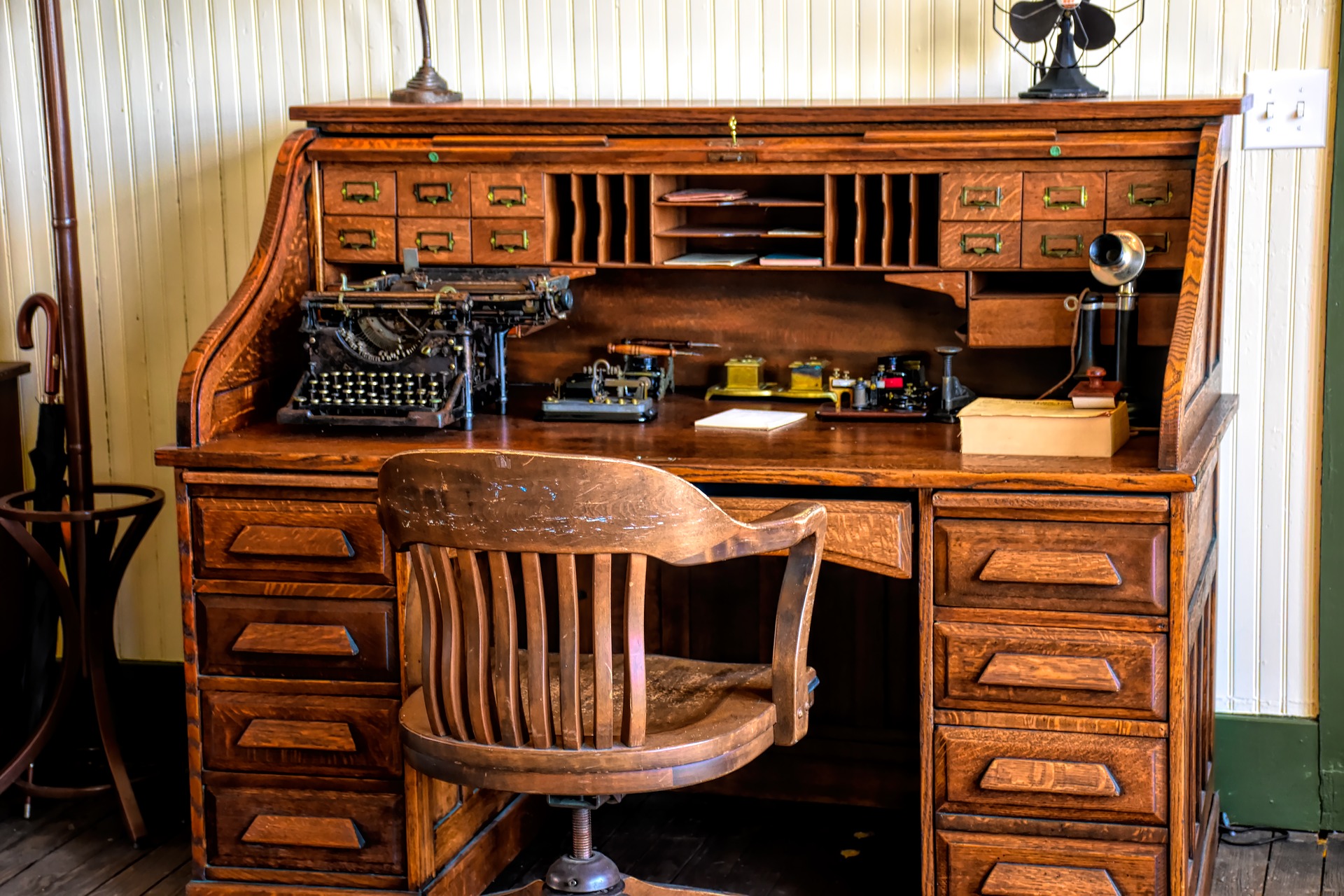 bureau au style vintage, apporter une poignée rétro pour parfaire la déco