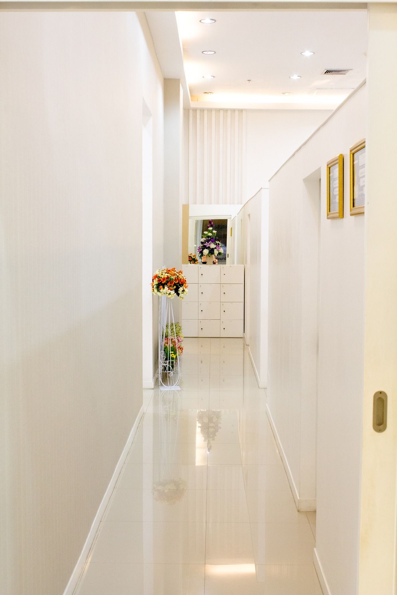 Une chambre blanche avec portes coulissantes de couleur blanche et des poignées coulissante dorée