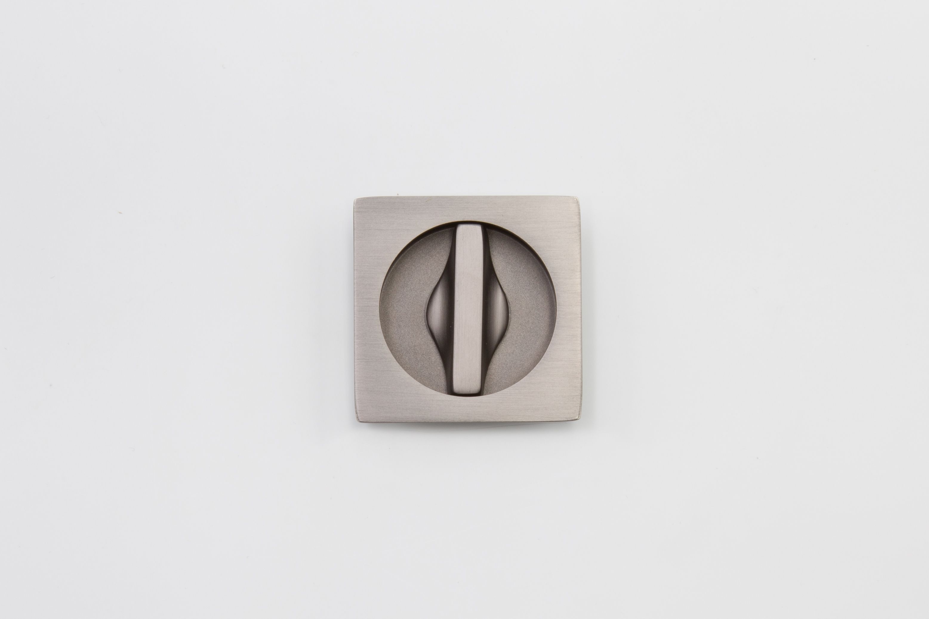 Poignée de porte design à encastrer avec système de condamnation de couleur nickel satiné