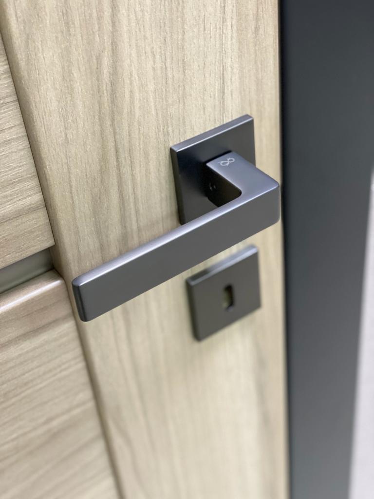 poignée de porte métal industriel de chez milla poignée un style qui se marie à merveille avec une porte en aspect bois
