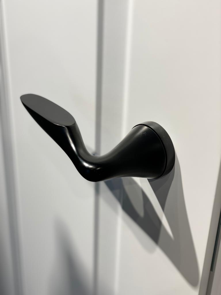 Poignée noire d'intérieur installé sur une porte blanche