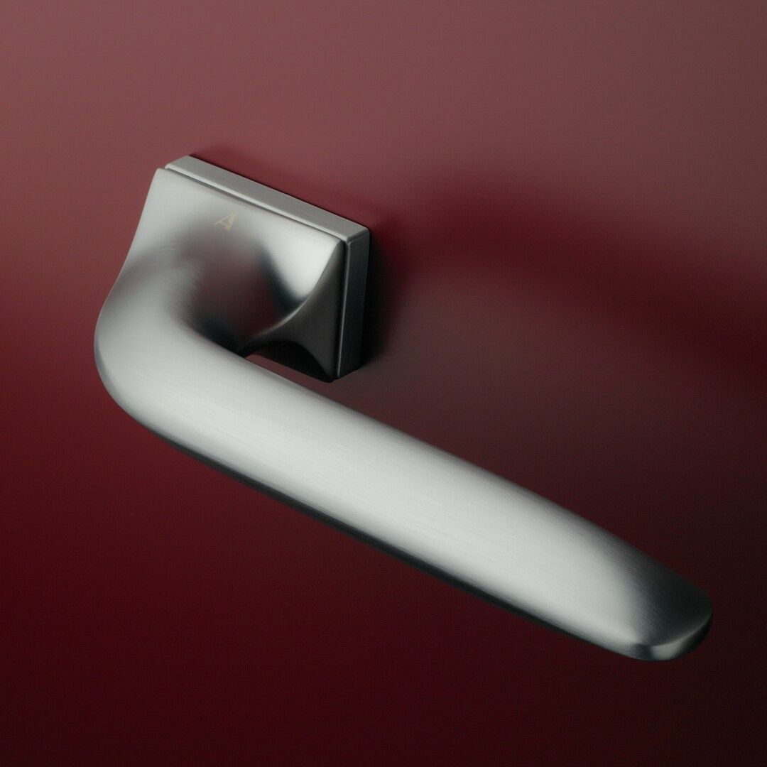 Une poignée de porte originale avec un effet de constrate en finition chrome satiné