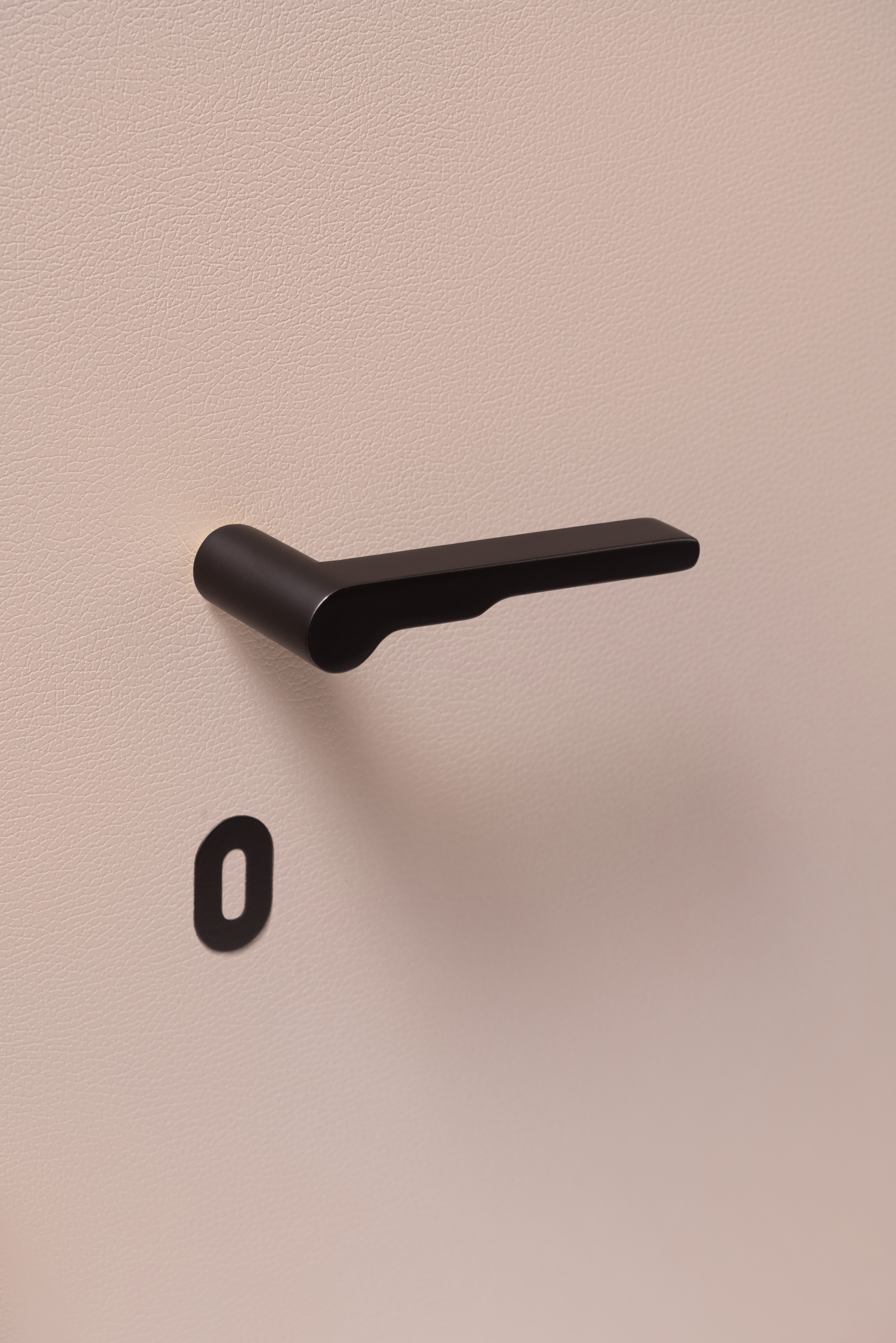 poignée de porte noire révolutionnaire sans plaque de propreté disponible sur Milla poignées