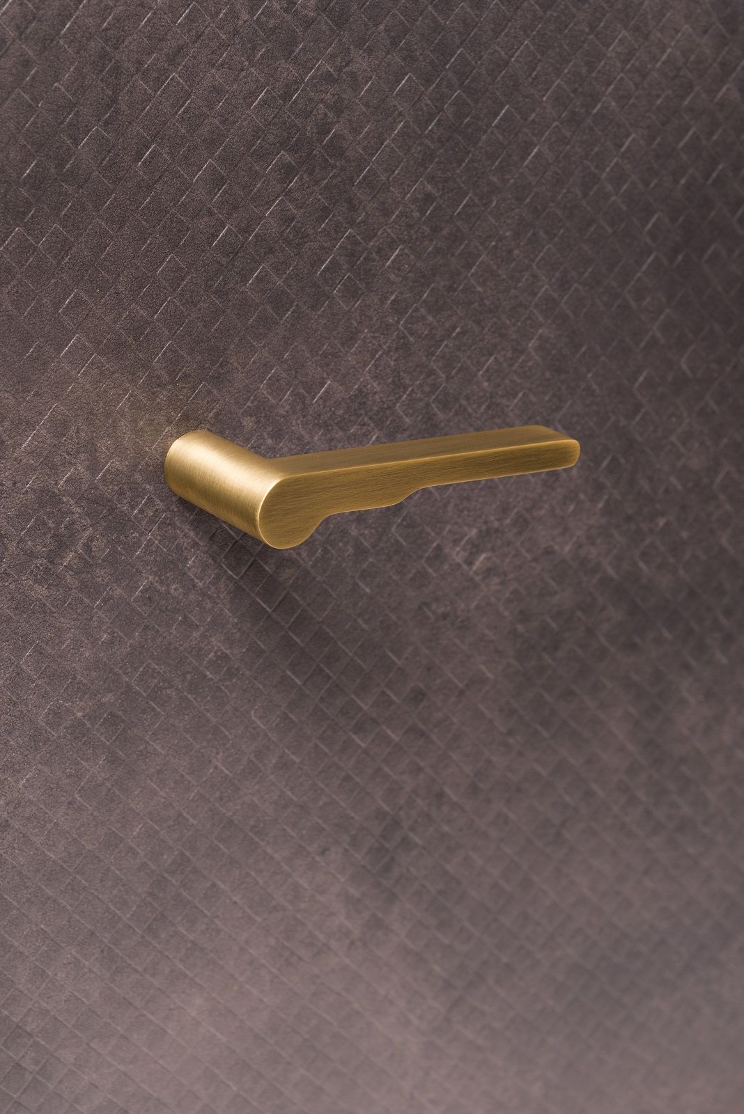 poignée design tendance 2021 ultra minimaliste en bronze en vente chez Millapoignées
