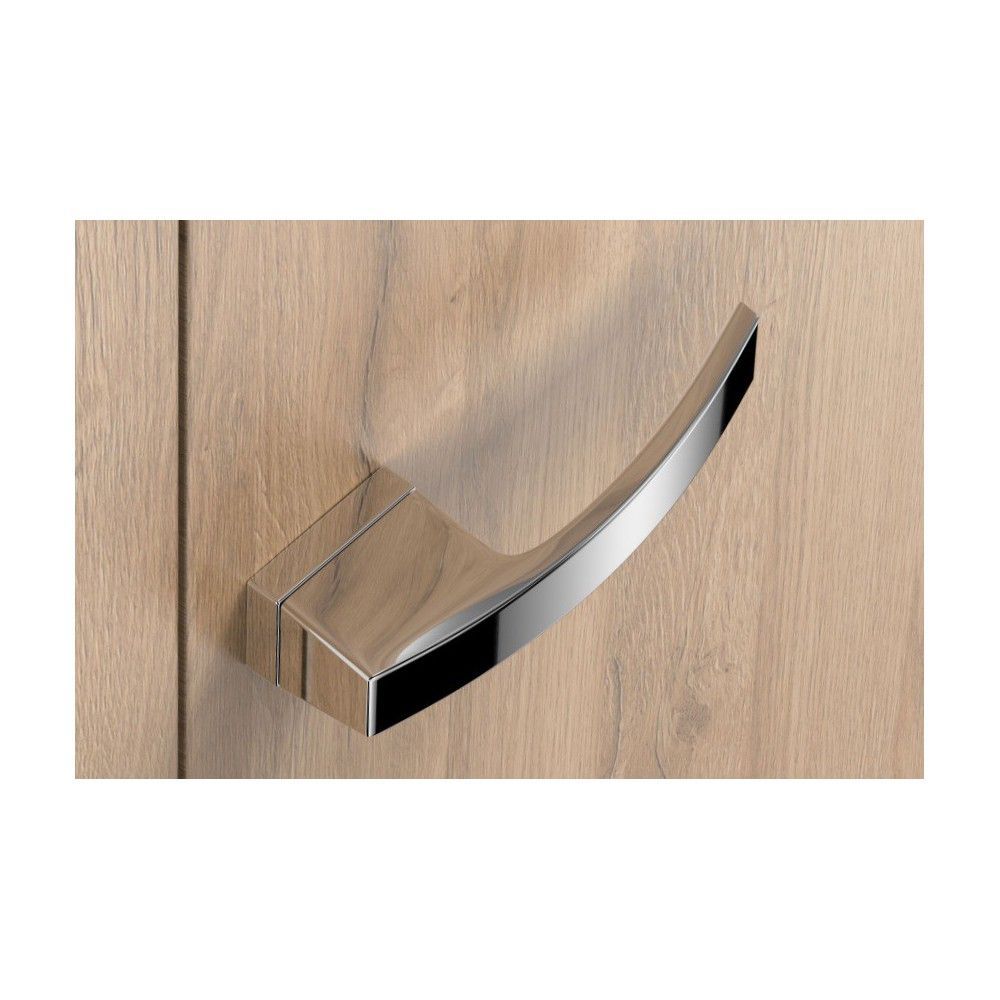 poignées de porte chromées sur porte en bois clair de Milla poignées