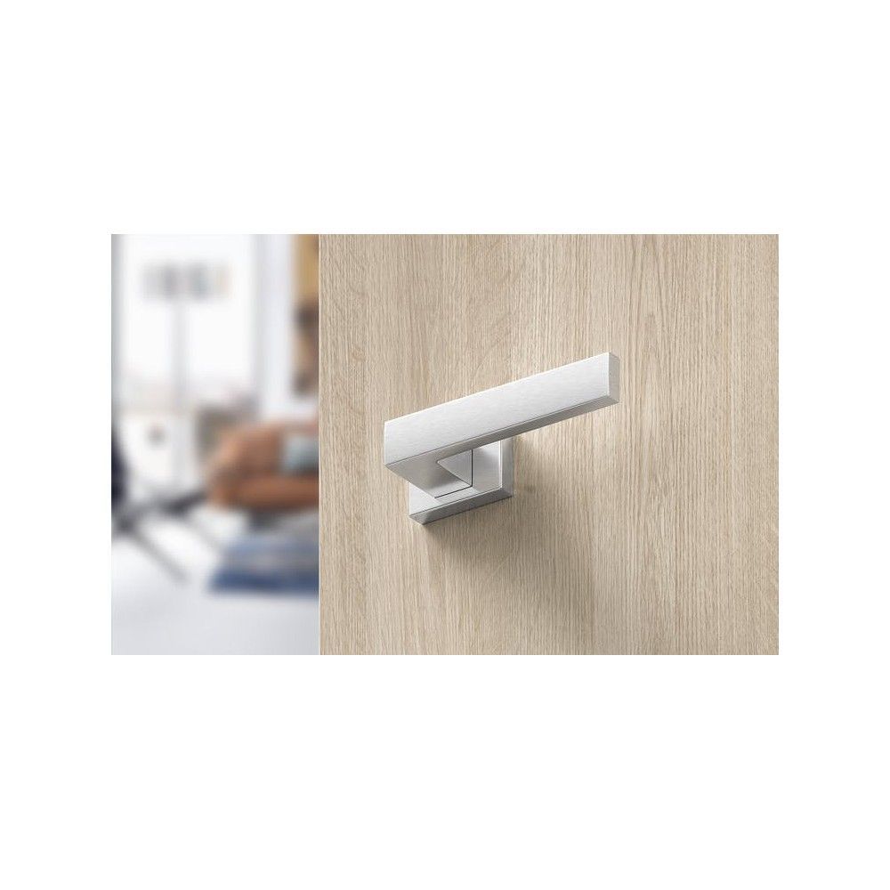 poignée d'intérieur moderne pour un style contemporain sur une porte en hêtre crème ou frêne en finition ivoire